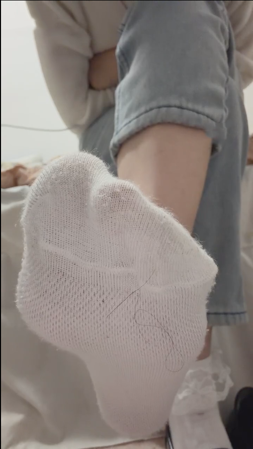 玩物直播杪杪-251104 白袜羞辱红绿灯中指鄙视【1V】【243MB百度云】