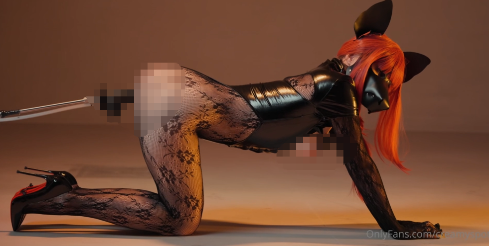 欧美炮机自慰博主【CreamySpot】黑丝母犬 玛奇玛 炮机后入 骚穴中出 【1V 1.34GB】