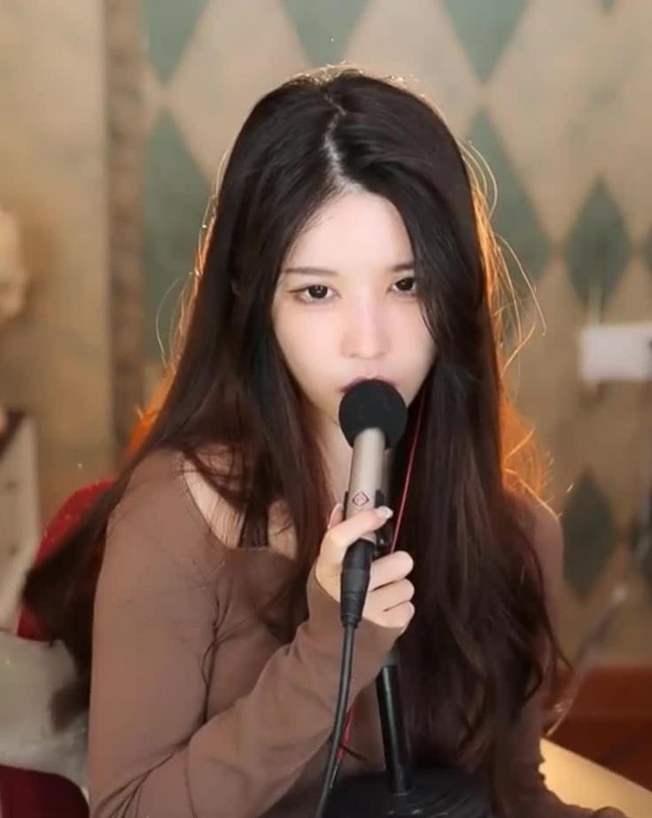 虎牙抱抱er ASMR福利舔耳口腔音