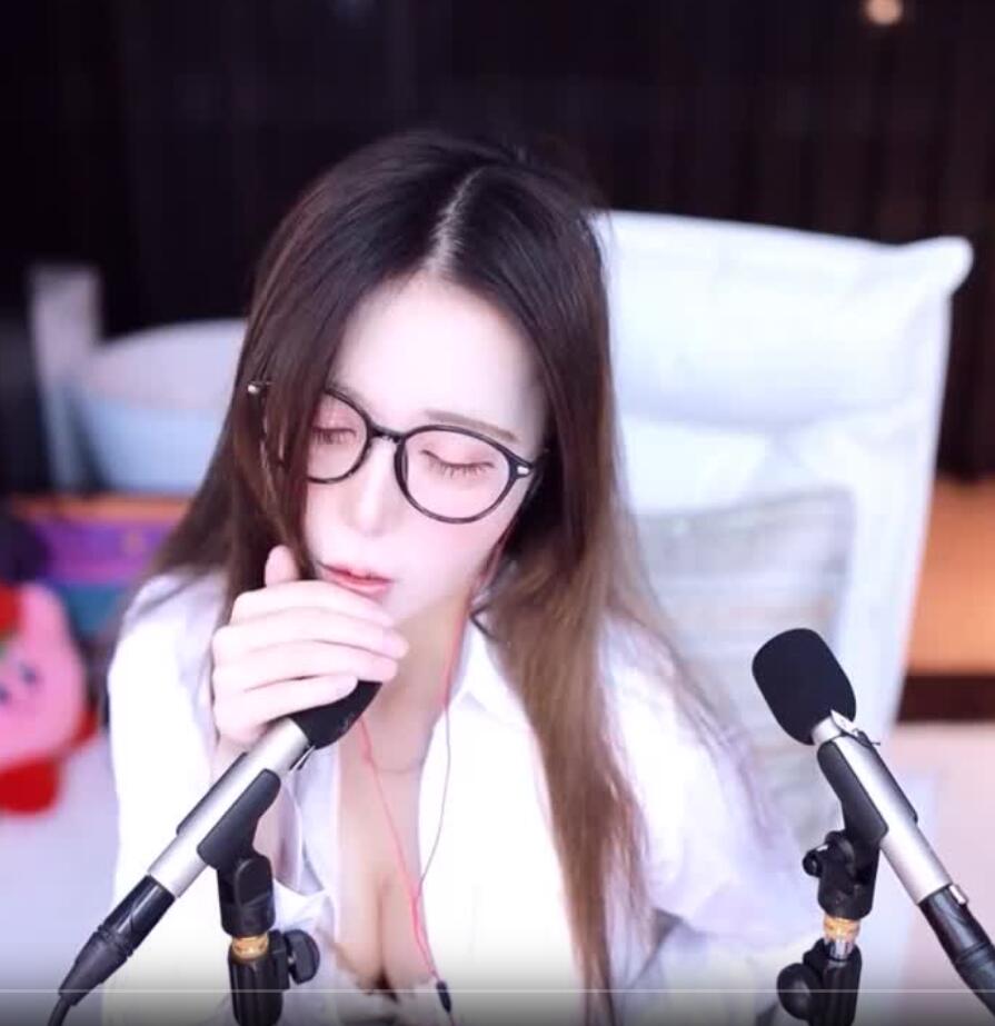 斗鱼傲娇的喵小八火箭小视频