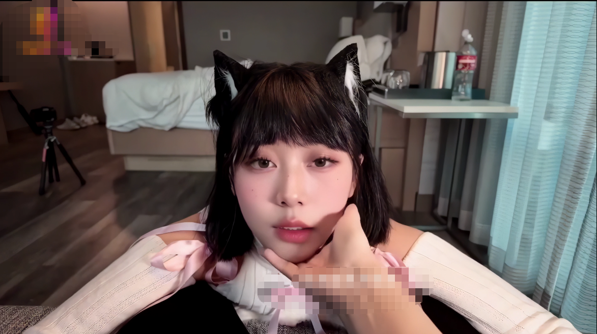 高颜值清纯小母狗【黑猫露娜酱】粉丝的肉体游戏2，黑猫酱被大黑鸡巴一插到底